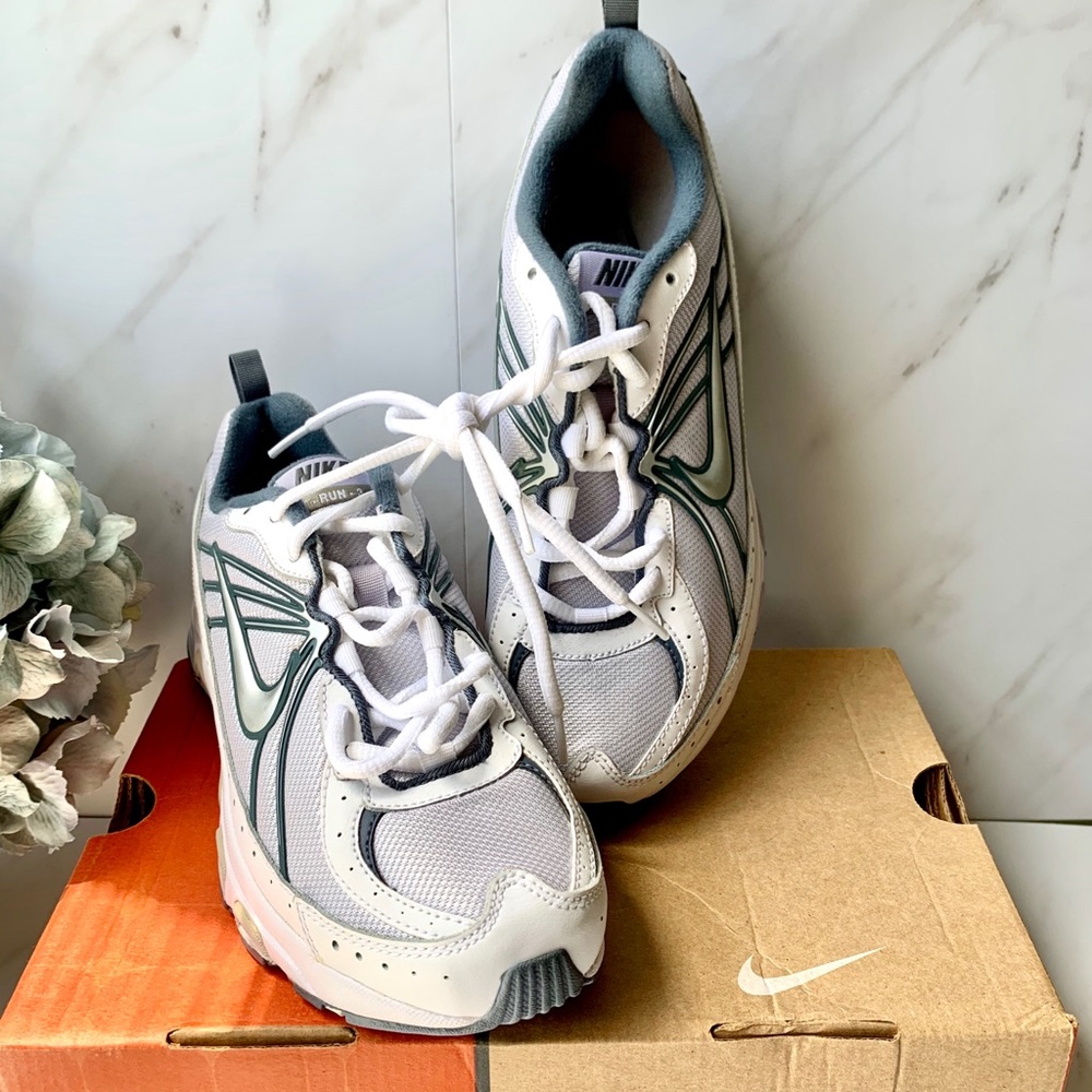 Nike T-Run3 White/Grey/Silver Sneaker Size 6Y